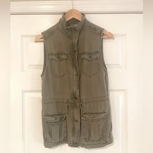 Max Jeans Vest Lightweight Olive Green
Gray Utility Military Vest. Size XS